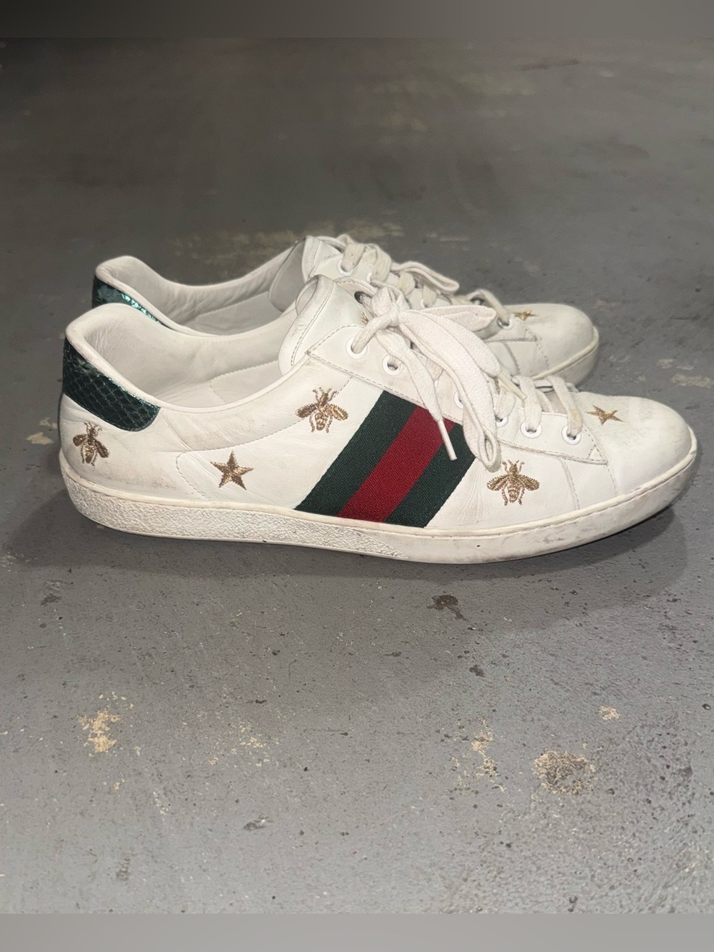 GUCCI MENS ACE EMBROIDERED BEE AND STAR LEATHER SNEAKERS, SIZE US 10, WHITE